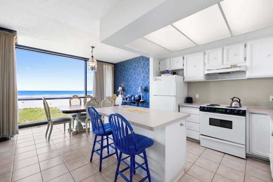 Breakfast with a view! Fully functional kitchen & dining area, plus endless ocean beauty.