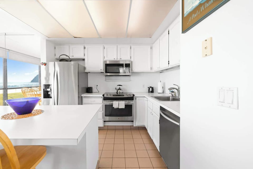 A well stocked kitchen to prepare your meals, or re-heat the left overs after enjoy all the walkable dining options.