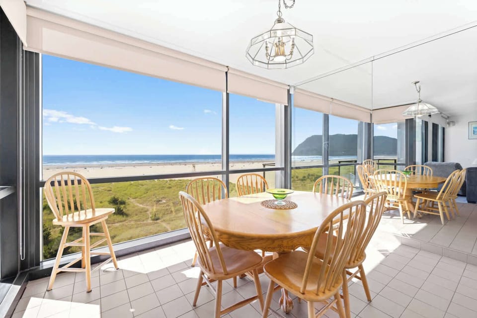 Take in a meal with plenty of natural lighting and breath taking views!