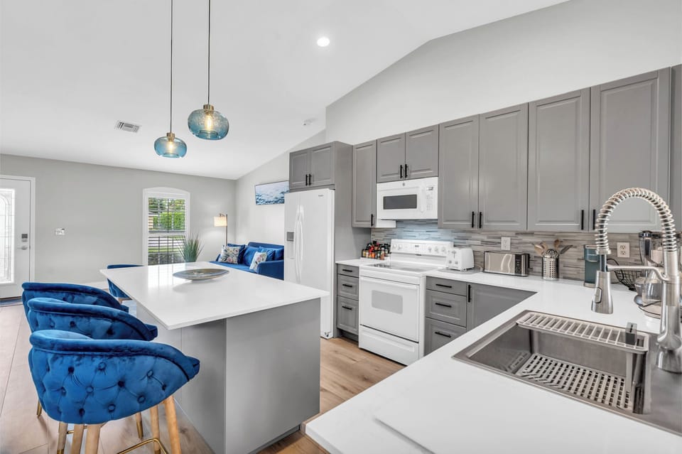 The fully equipped kitchen has new appliances