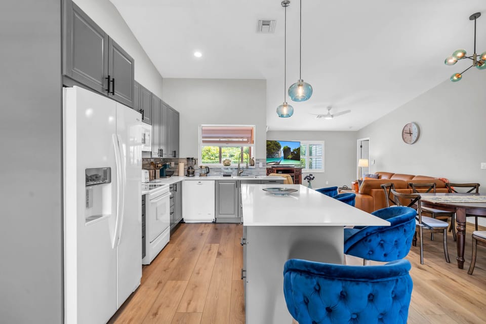 The kitchen can seat 4 people at the counter top