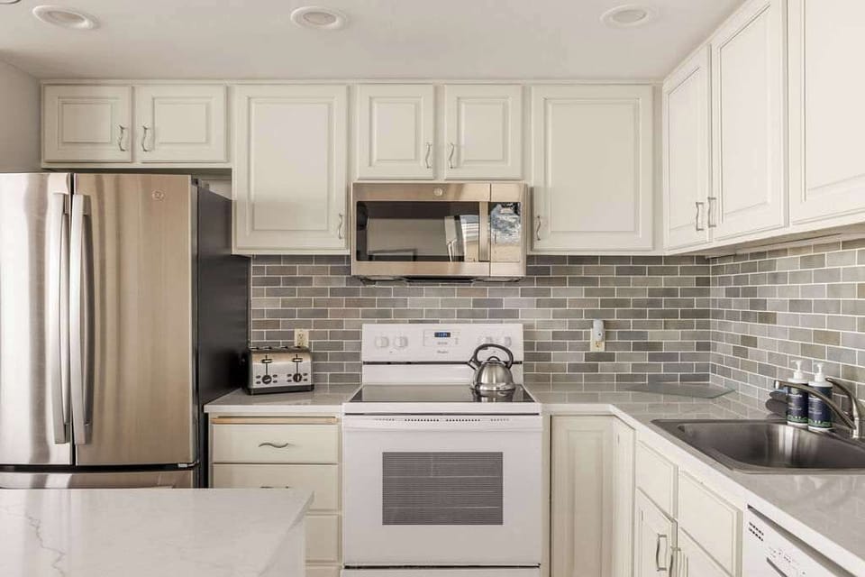 A welcoming kitchen space ideal for preparing meals, coffee breaks, and easy entertaining.