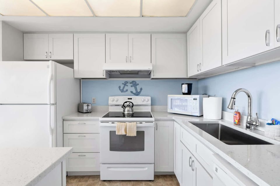 A well stocked kitchen to prepare your meals, or re-heat the left overs after enjoy all the walkable dinning options.