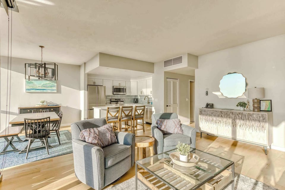Enjoy the best of open-plan living in this bright and airy condo. With a cozy living room, dining area, and full kitchen, your vacation will be effortless.