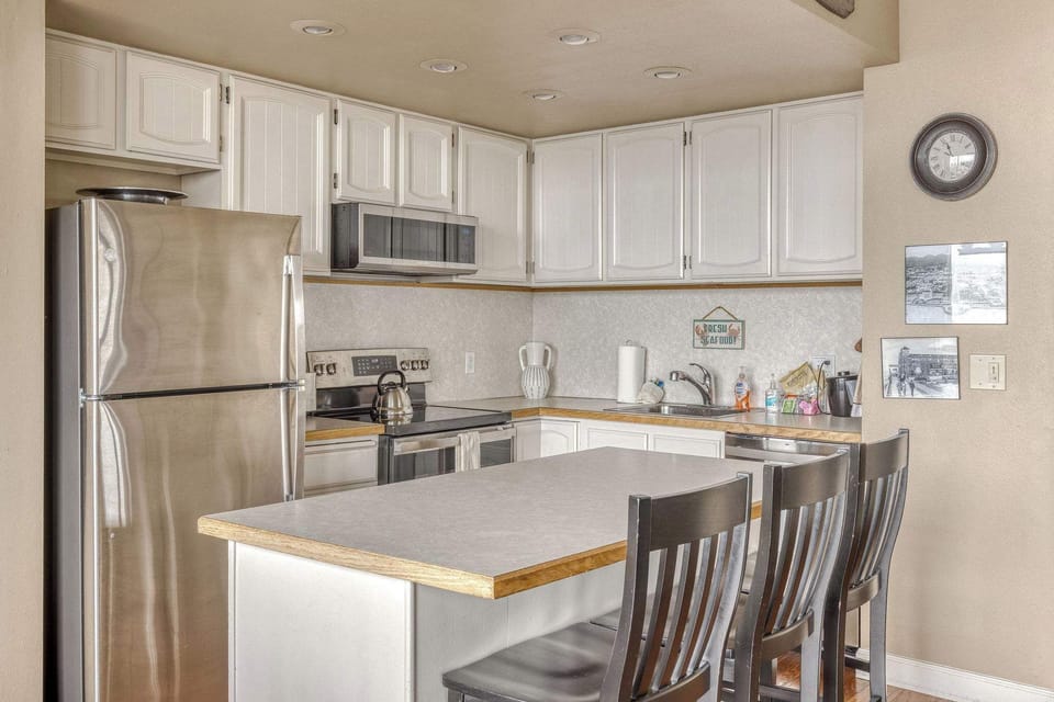 A well stocked kitchen to prepare your meals, or re-heat the left overs after enjoy all the walkable dining options.