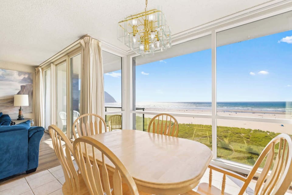 Take in a meal with plenty of natural lighting and breath taking views!