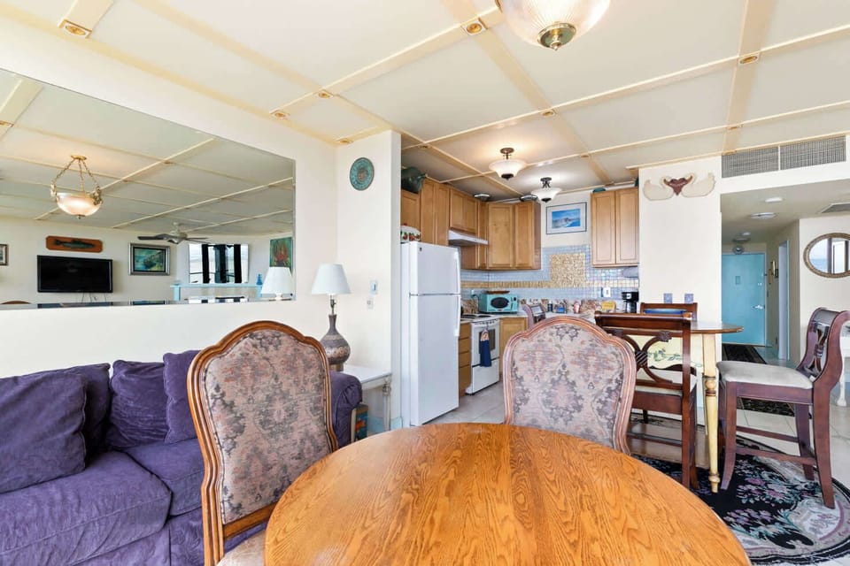 Cook, dine, and relax in style! This open-plan condo offers a fully equipped kitchen, ample dining space, and a comfortable living area, all designed for your enjoyment.