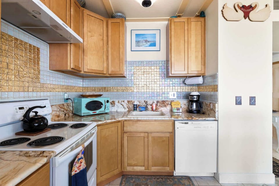 A well stocked kitchen to prepare your meals, or re-heat the left overs after enjoy all the walkable dining options.