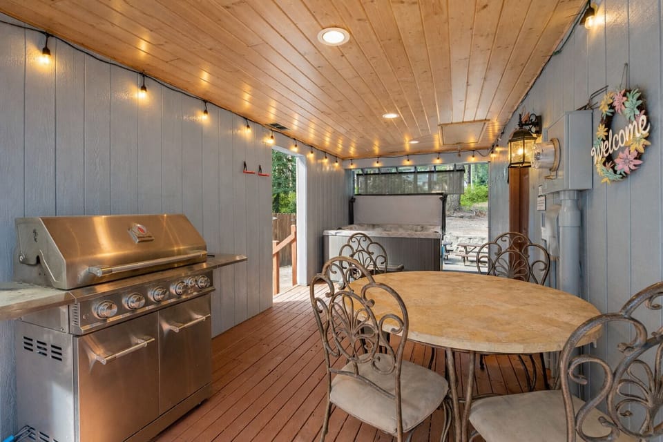 Cabin, 2 Bedrooms | Dining