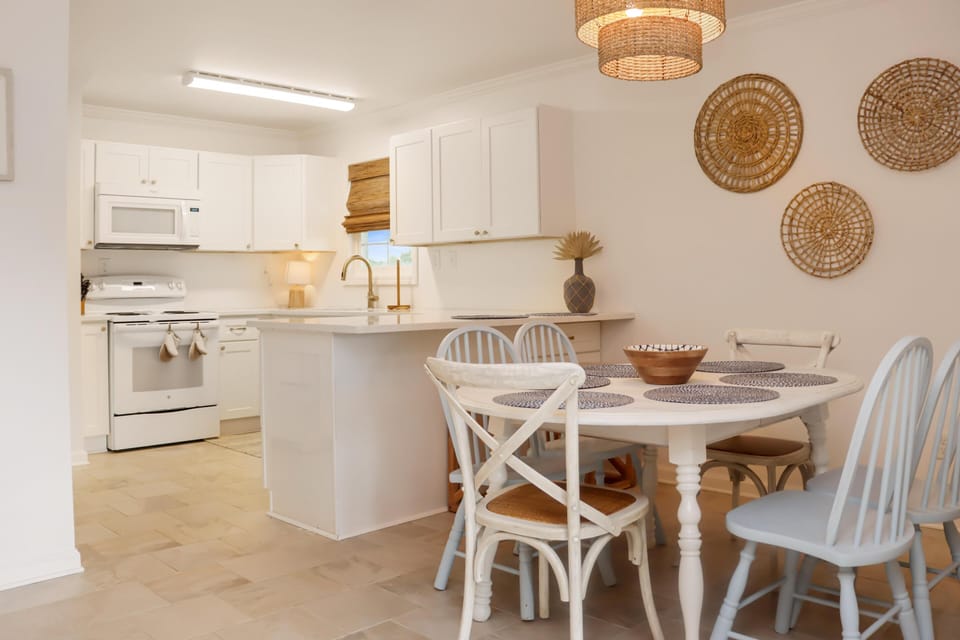House, Multiple Beds (1st Street Bungalow) | Private kitchen