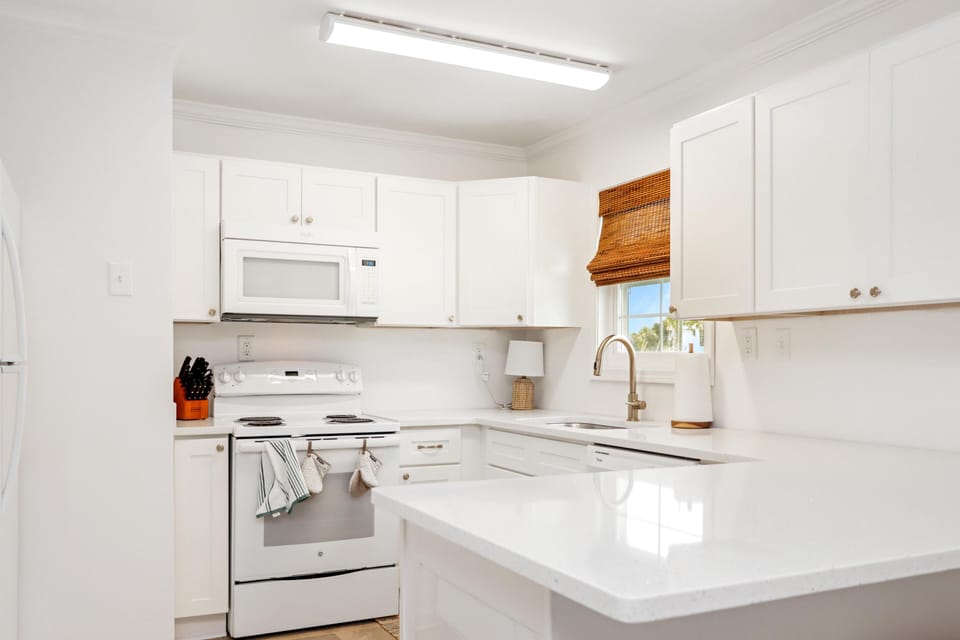 House, Multiple Beds (1st Street Bungalow) | Private kitchen