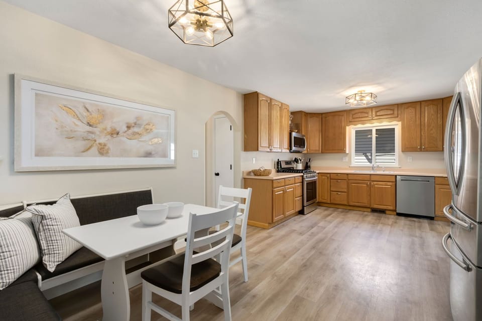 House, Multiple Beds, Hot Tub, Garden View (121 Oak Street) | Private kitchen | Fridge, microwave, oven, stovetop