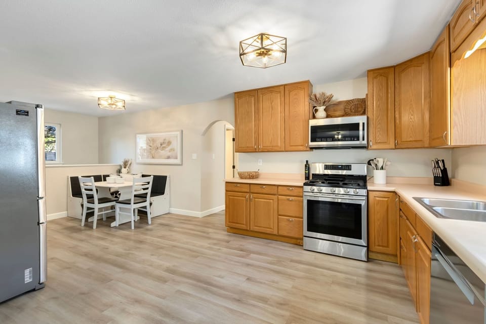 House, Multiple Beds, Hot Tub, Garden View (121 Oak Street) | Private kitchen | Fridge, microwave, oven, stovetop