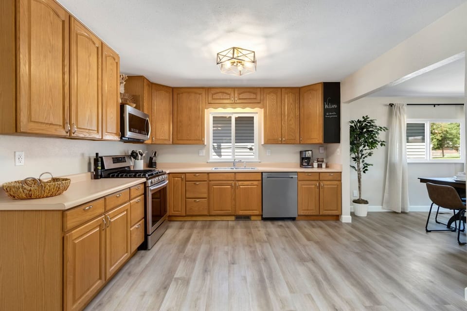 House, Multiple Beds, Hot Tub, Garden View (121 Oak Street) | Private kitchen | Fridge, microwave, oven, stovetop