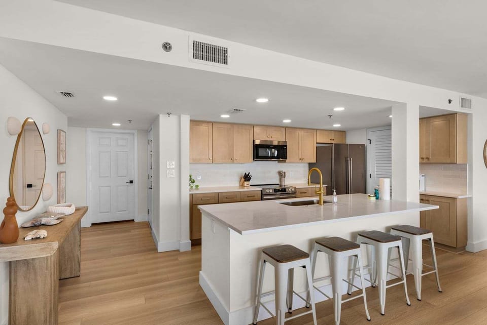 Breakfast bar and kitchen