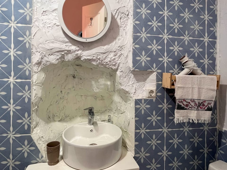 Classic Room, Courtyard View | Bathroom | Shower, slippers, towels, toilet paper