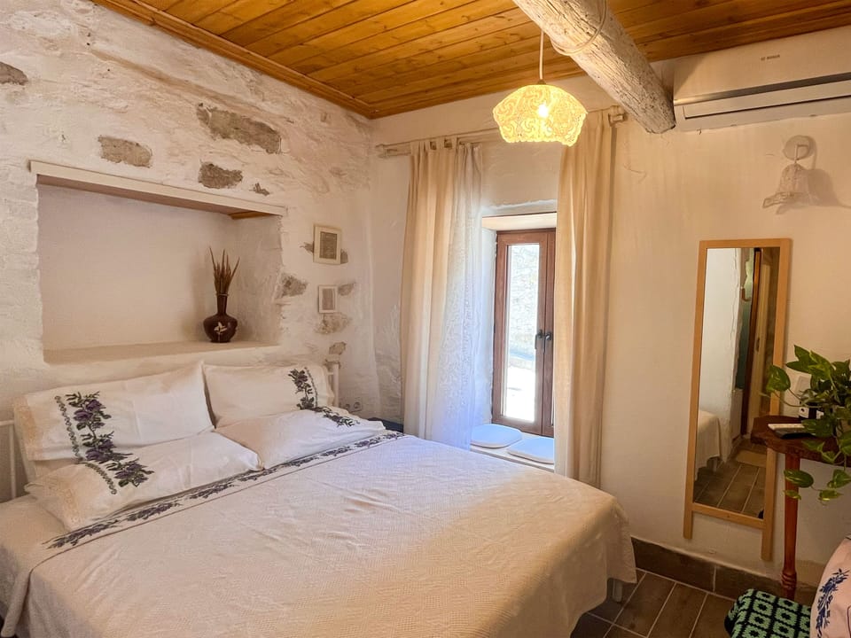 Classic Room, Courtyard View | Premium bedding, free minibar, iron/ironing board, free WiFi