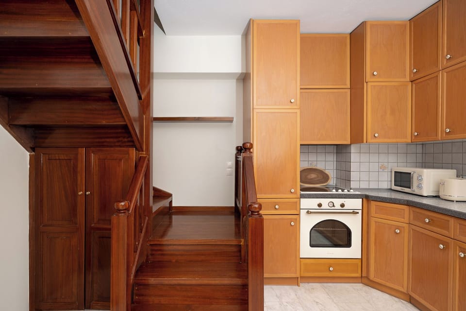 Deluxe Suite | Private kitchen | Espresso maker, coffee/tea maker, electric kettle, dining tables