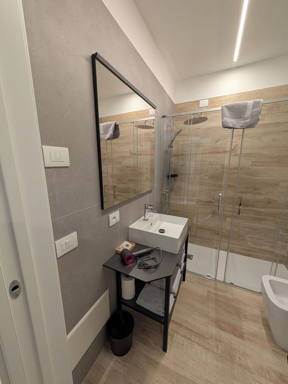Comfort Double or Twin Room, Non Smoking | Bathroom | Shower, free toiletries, bidet, towels