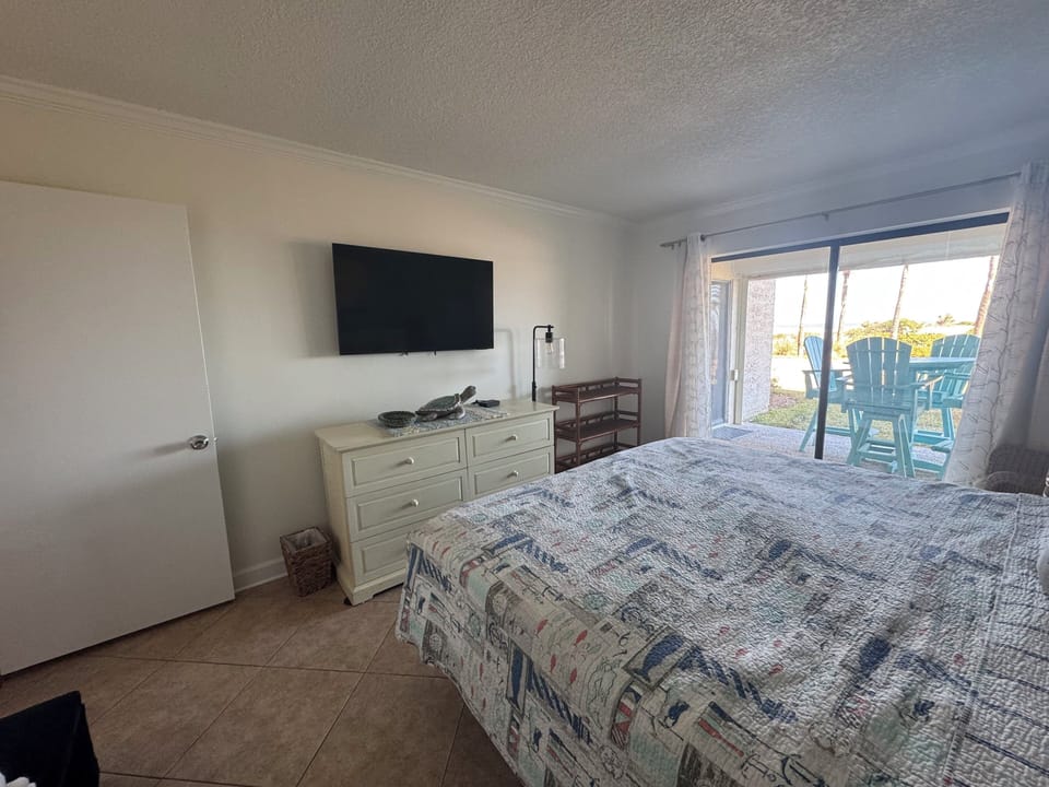 ~Bedroom with King-size bed and ocean view~ (1)