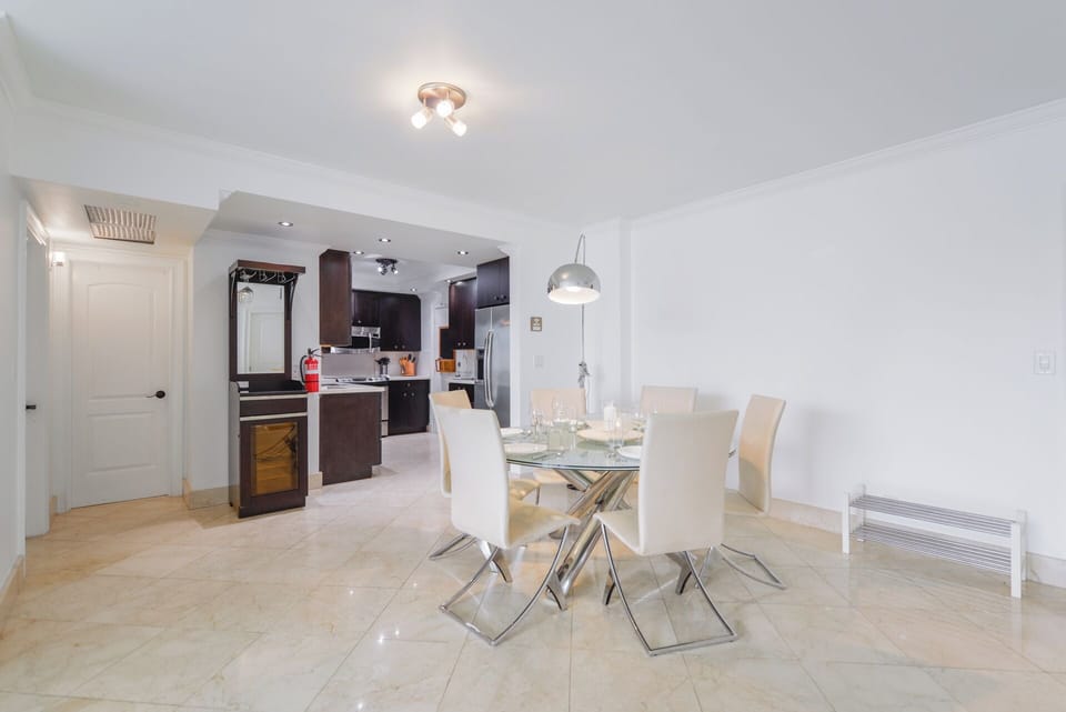 Apartment, Balcony, City View | In-room dining