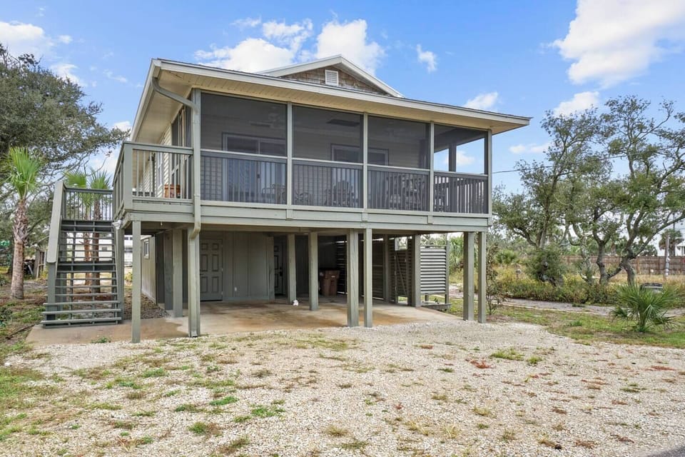 Screen porch, outdoor shower, onsite parking