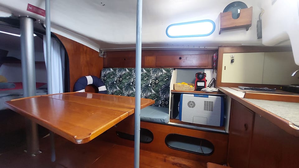 Salão do barco e kitchenette à direita.