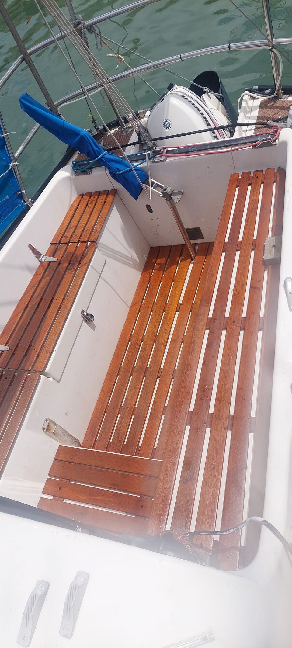 Popa do barco com os lugares para sentar e apreciar a vista.