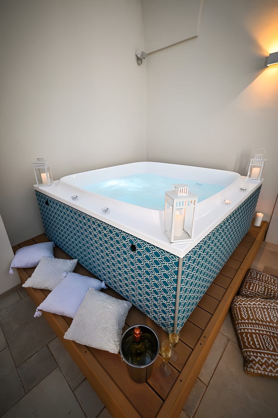 Indoor spa tub