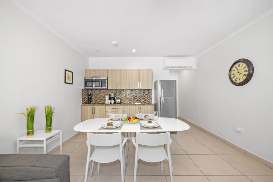 Lovely 1BR1BA Condo  ~ Walk to Beach ~ Pool ~ BBQ (21931)