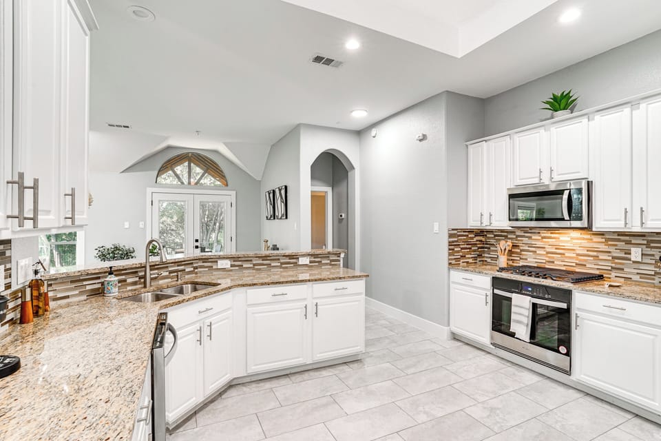 Kitchen | Stove/Oven | Drip & Keurig Coffee Makers | Dishwasher