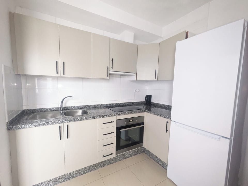 Comfort Apartment | Private kitchen | Toaster, cookware/dishes/utensils, freezer