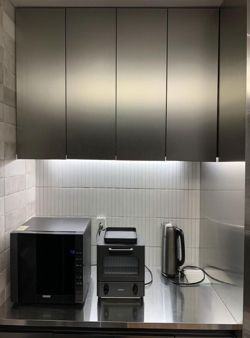 Fridge, microwave, stovetop, cookware/dishes/utensils