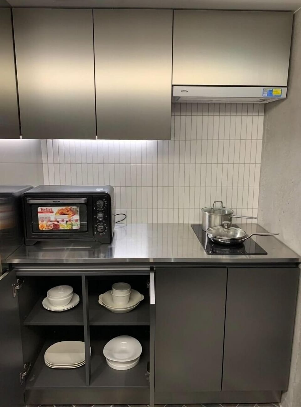 Fridge, microwave, stovetop, cookware/dishes/utensils