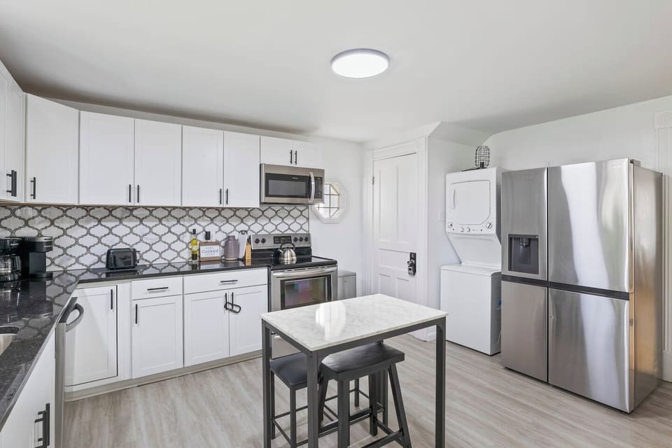 Bright and spacious kitchen featuring a dining area and modern amenities ✨ Ideal for family meals and gatherings.