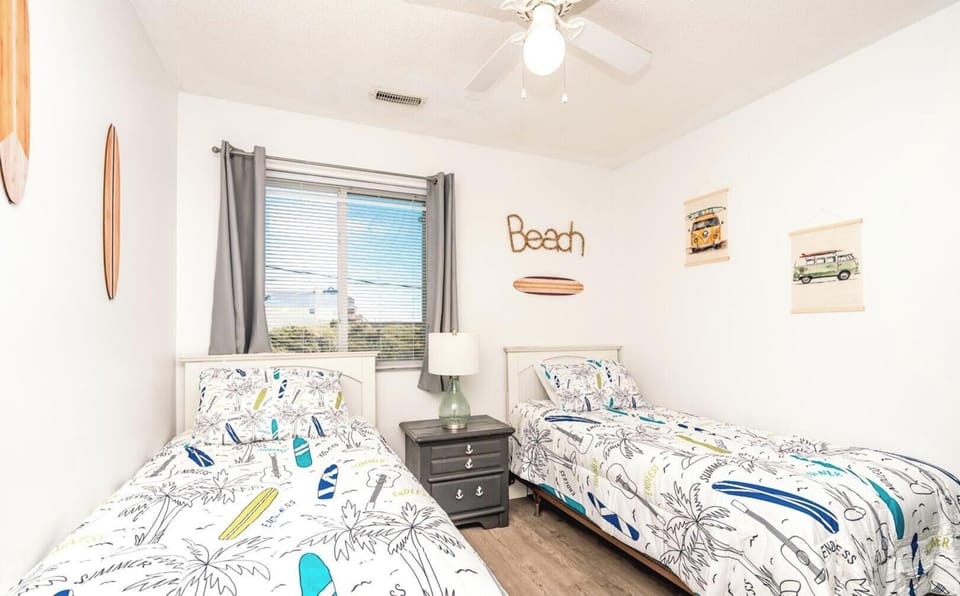 Middle Bedroom -  2 Twins