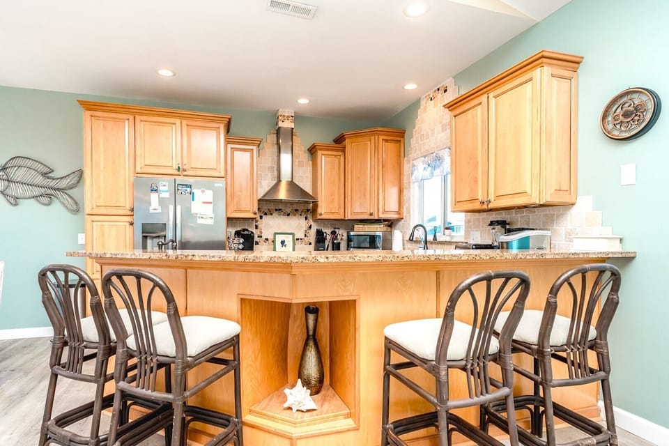 Kitchen with Eat-In Seating