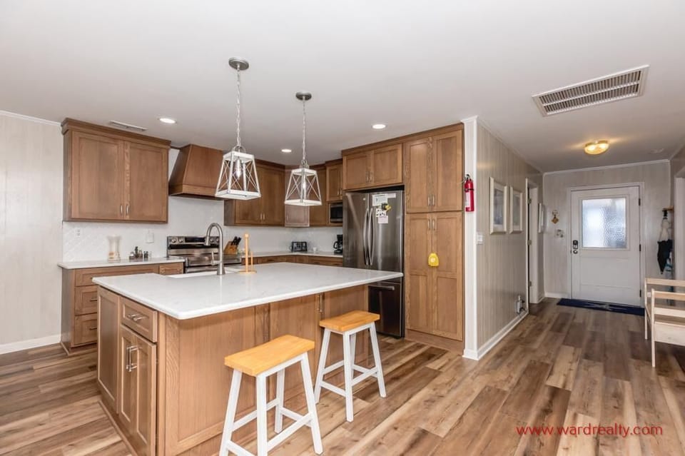 Kitchen with Eat-In Seating
