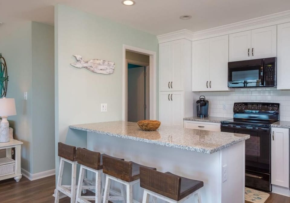 Kitchen with Eat-In Bar