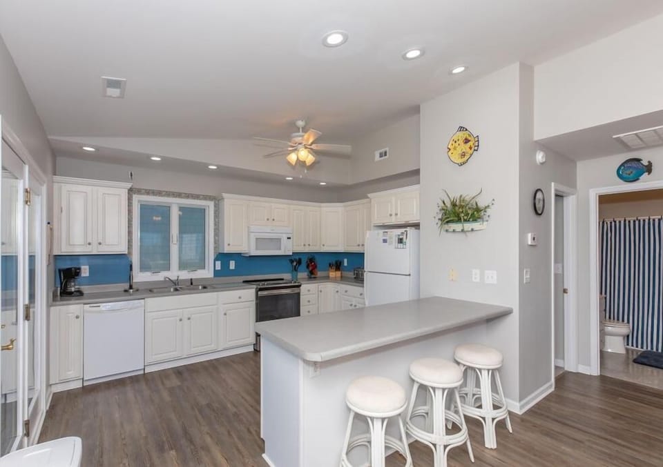 Kitchen with Eat-In Bar