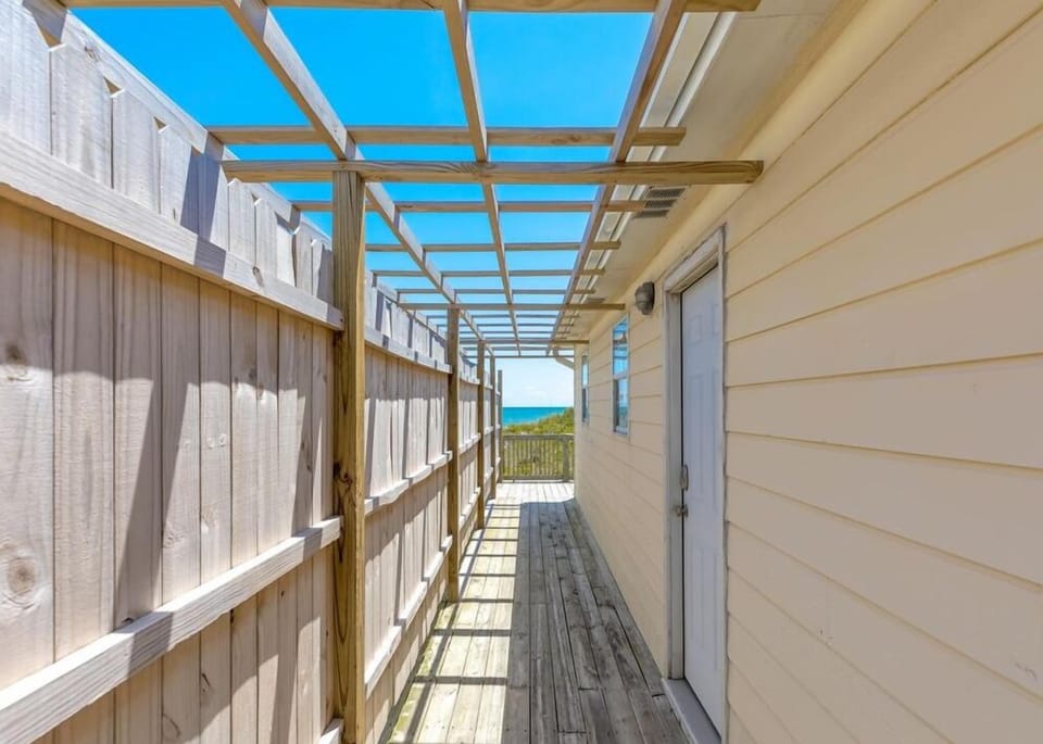 Side Deck at Entrance