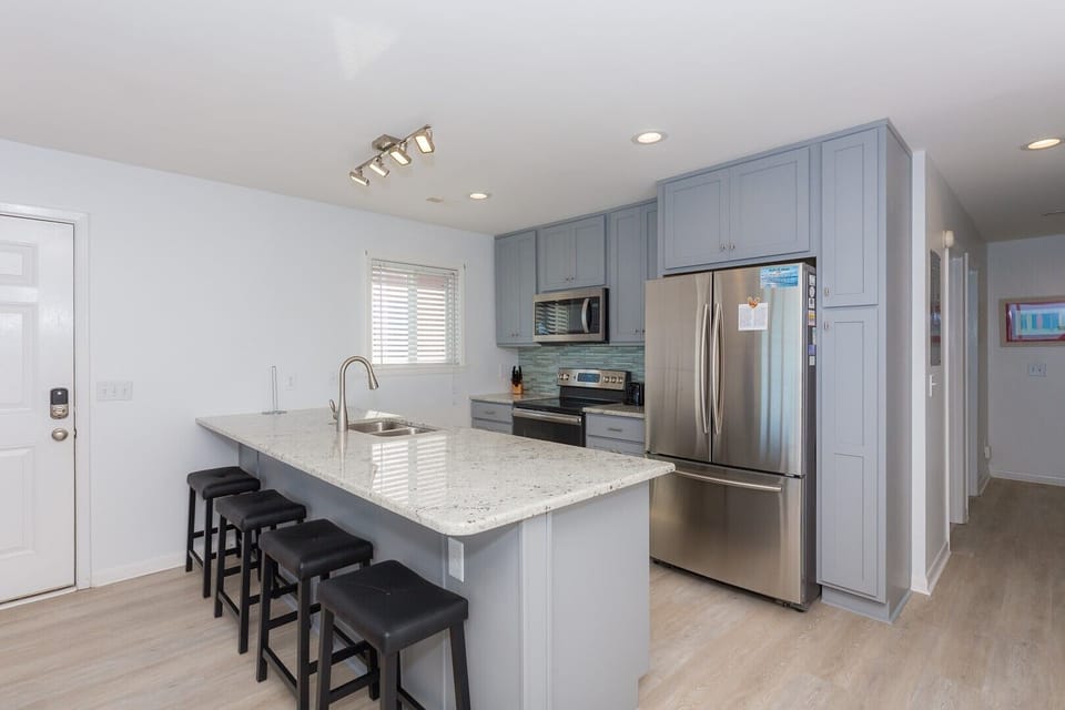 Kitchen with Eat-In Bar