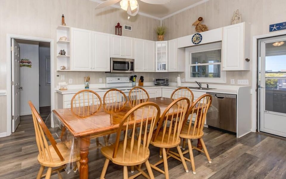 Kitchen & Dining Area