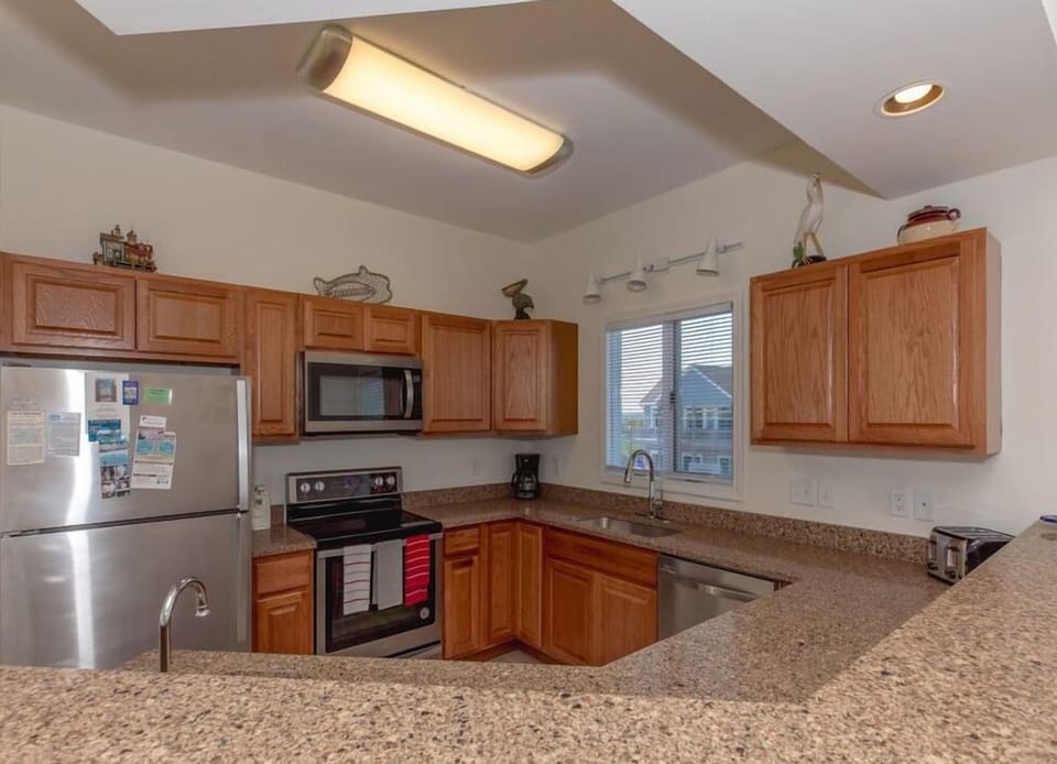 Kitchen with Eat-In Bar