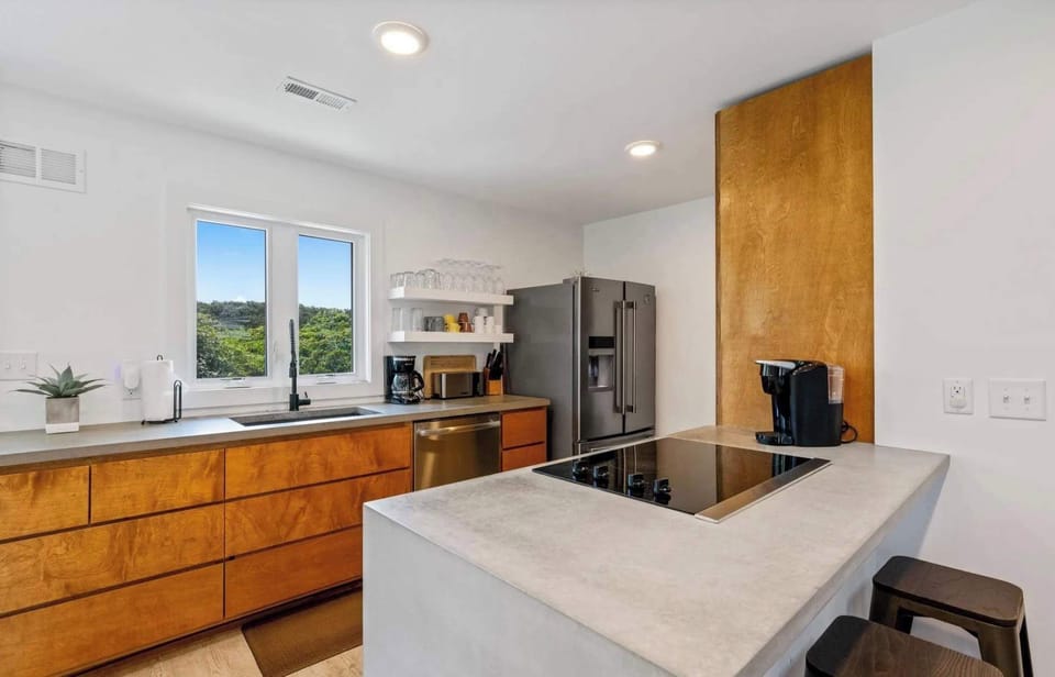 Top Level Fully Equipped Kitchen with Refrigerator, Diswasher, Coffee Maker, Toaster, Electric Cooktop and More 