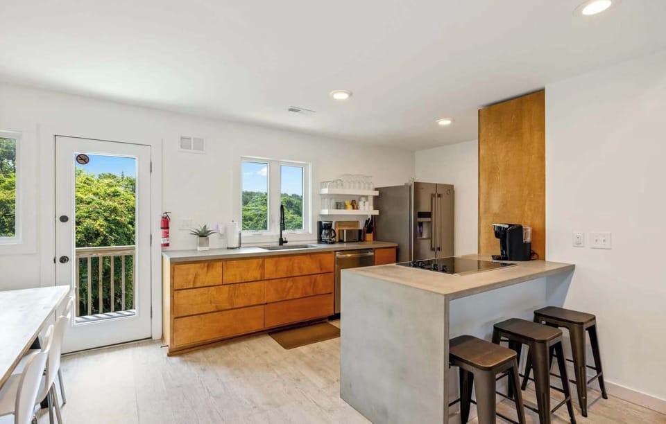 Top Level Fully Equipped Kitchen with Refrigerator, Diswasher, Coffee Maker, Toaster, Electric Cooktop and More 