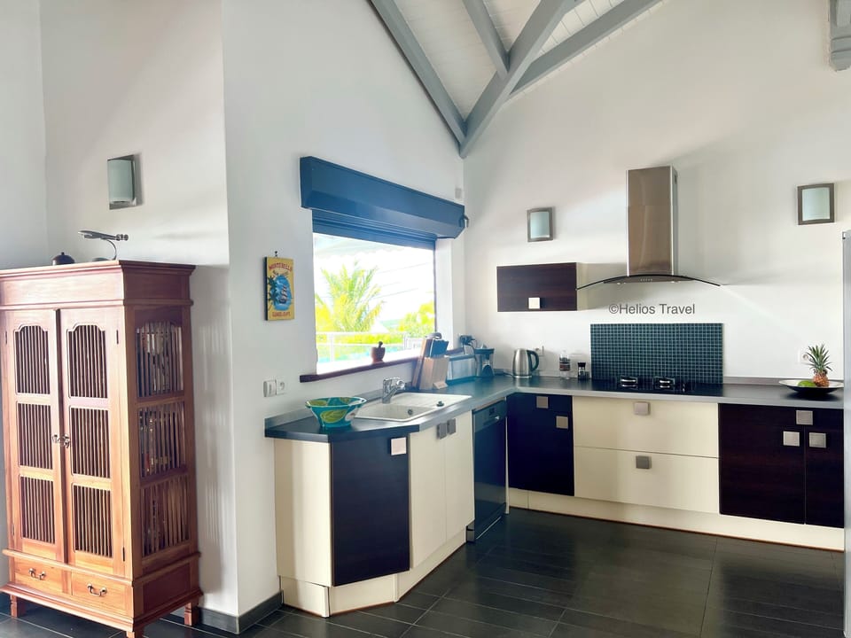 The kitchen of the Vaïtea villa