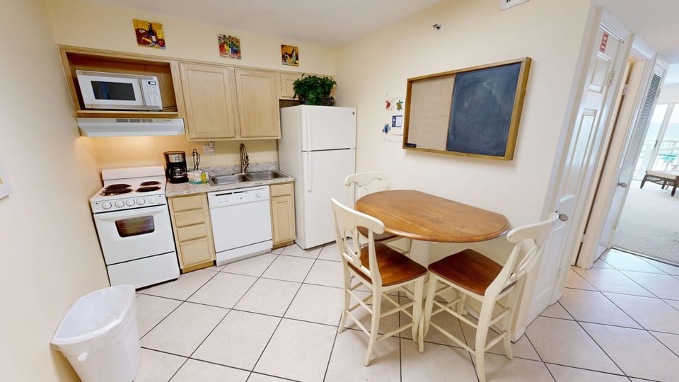 Studio | Private kitchen | Fridge, coffee/tea maker, toaster