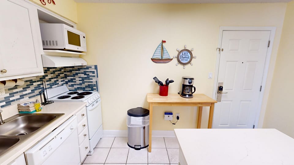 Studio | Private kitchen | Fridge, oven, coffee/tea maker, toaster