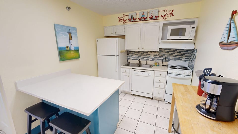 Studio | Private kitchen | Fridge, oven, coffee/tea maker, toaster